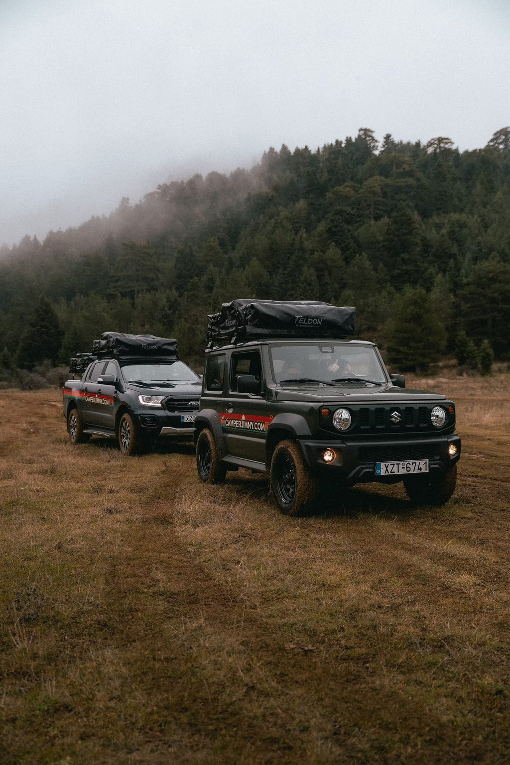 Suzuki Jimny και Ford Ranger CamperJimny με σκηνές οροφής σε ξέφωτο με ομίχλη στα Κοτύλαια Όρη